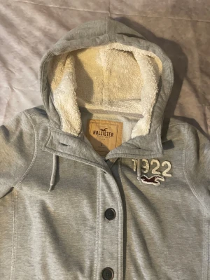 Vintage cardigan från hollister - Vintage hollister cardigan. Denna är sjukt eftertraktad och säljs inte längre. På taggen står det L men den passar bra XS/S. Längd 61. Bredd 43.