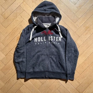 Hollister hoodie - Hoodie från Hollister med vit fluffigt foder och stor logga framtill. Skriv vid ytterligare frågor eller funderingar🤝