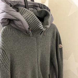 Moncler cardigan  - Hej jag säljer denna jätte fina moncler cardigan som jag har knappt använt den har använts endast 2 gånger och jag väljer sälja den vidare eftersom jag vill köpa en annan jacka 🙃och för mer information skrev gärna och priset går att diskutera vid snabb affär 