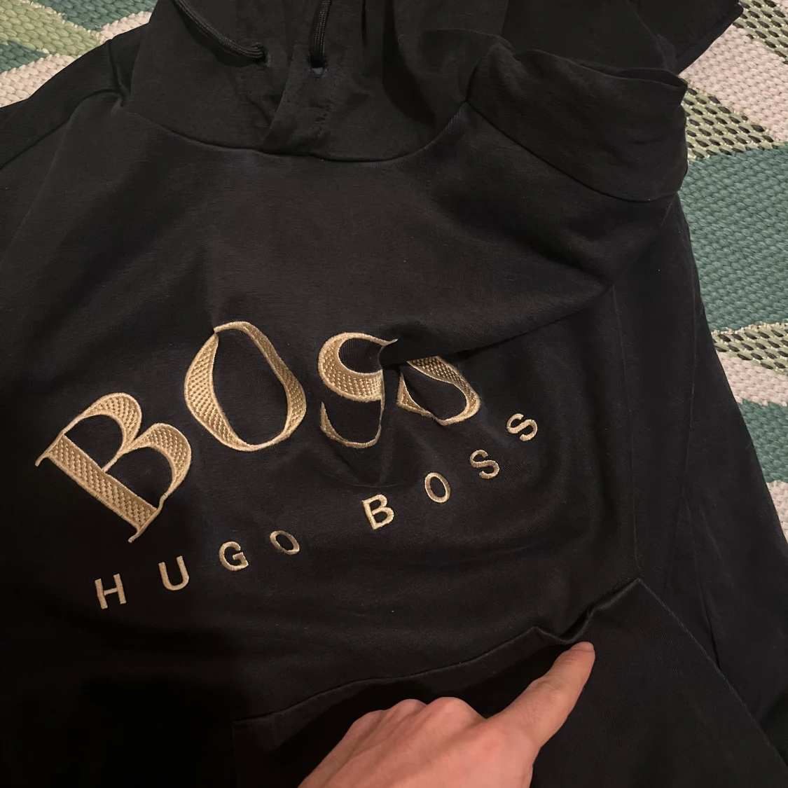 Svart hoodie från Hugo Boss med guldtryck - 2