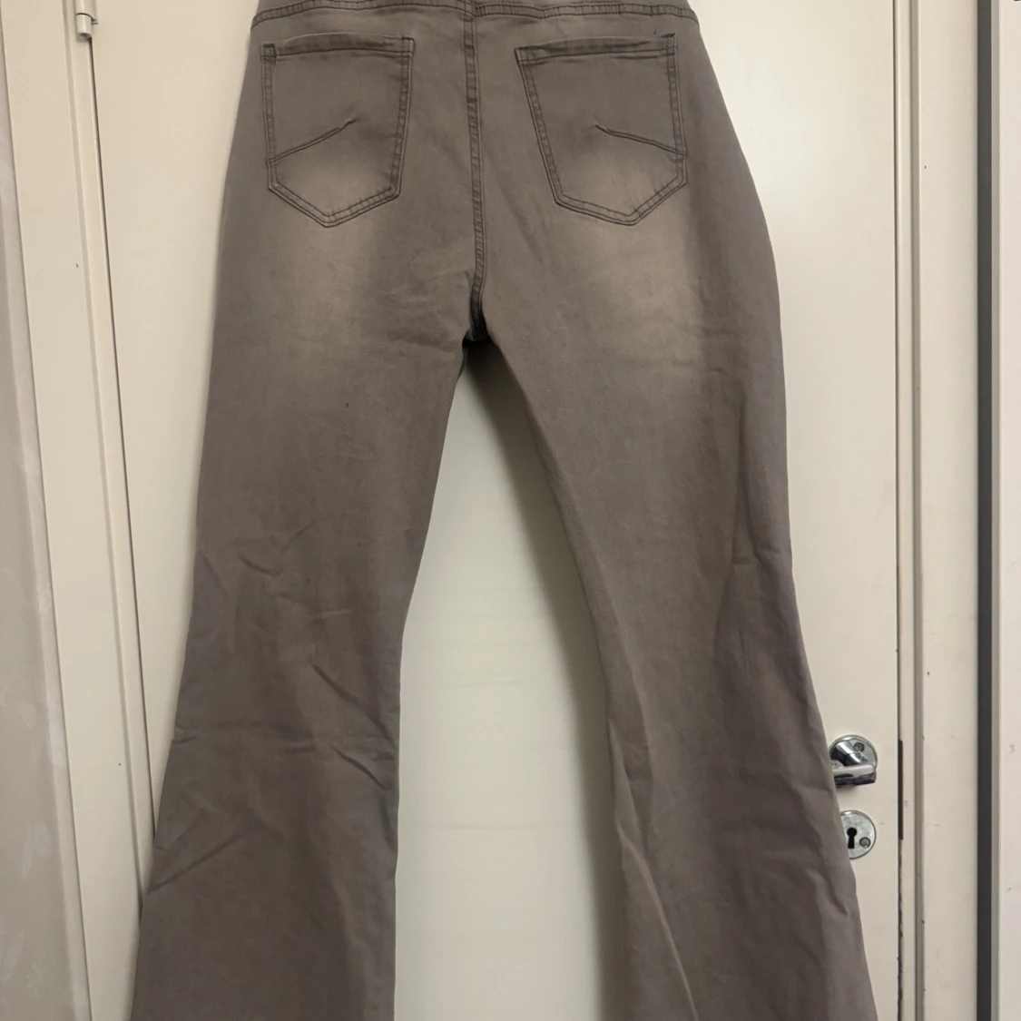 Grå bootcut jeans med hög midja - 1