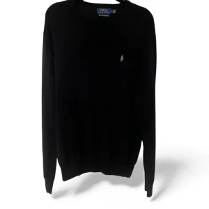 Svart Ralph Lauren tröja - Säljer en riktigt fräsh v ringad Ralph Lauren tröja som är perfekt på hösten och vintern i Merino ull, pris kan diskuteras vid snabb affär😃
