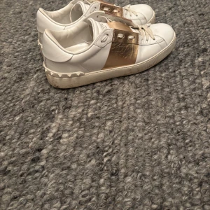 Valentino Rockstud sneakers vit/guld - Snygga Valentino oklart om dom e äkta eller fejk man han som jag köpte av så att dom va äkta o jag skulle kolla hans omdöme dom va 5av5 