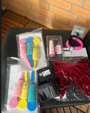 Stor röd sammetsrosett diadem - Snyggt diadem med en stor rosett i mörkröd sammet som ger en lyxig och trendig look. Perfekt för att piffa upp håret och sticka ut i mängden. Rosetten är mjuk och har en djup röd färg som verkligen syns.