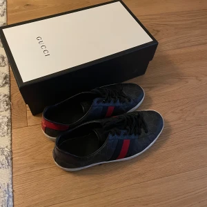 Gucci Ace  - Tjenare! Säljer dessa fina Gucci ace i uk 9 (passar 43 ish) dustbag och box medföljer. Fint skick, liten reva på baksidan av ena sko (se bild) Är öppen för både byten och pengar🙏