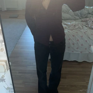 Svarta wide jeans med låg midja - Säljer ett par svarta jeans med låg midja och wide fit. Jeansen är helt oanvända med prislapp kvar i storlek 32 från Zara, nypris 400 kronor skriv för fler bilder 