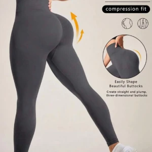 Svarta seamless leggings med hög midja - Säljer ett par svarta seamless leggings med hög midja och kompressionseffekt. De har ribbad linning och är designade för att forma och lyfta rumpan. Perfekta för gymmet eller chill hemma, sitter tight och följer kroppens former.