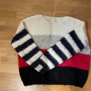 NORR  - Fin stickad tröja. En liten sminkfläck vid kragen som ni kan se. 