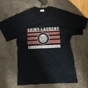 YSL T-shirt  - Helt ny med tags, storlek M mörkblå och sjukt bra kvalitet! Hör av dig vid minsta lilla fundering!