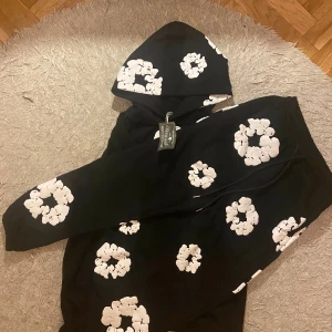 Denim tears - Blev inte nöjd med storleken så bestämde mig för att sälja hoddien och byxorna. OBS INGA RETURER 