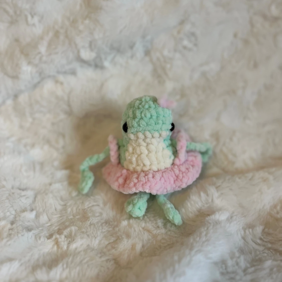 Virkad groda med klänning