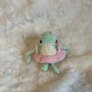 Virkad groda med klänning - Grodan är ca 9 cm hög 🌸 Den har Säkerhetsögon som inte rekommenderas för barn under 3 år! 