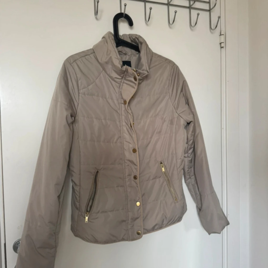 Beige pufferjacka från Vila, stl L