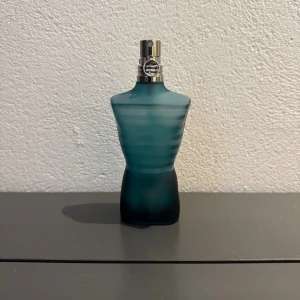 JPG le male  - JPG le male är en ikonisk, söt och fräsch maskulin doft med mint, vanilj och lavendel. Varm, sensuell och perfekt för både vardag och kväll. Finns som tester i 2 ml, 5 ml och 10 ml. 15kr för 2 ml, 40kr för 5 ml och 79kr för 10 ml.