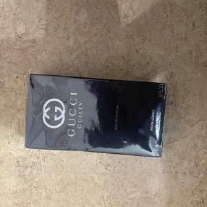 Gucci Guilty Eau de Parfum - Gucci Guilty Pour Homme Eau de Parfum, 90 ml. Snygg och lyxig parfym från Gucci, perfekt för dig som vill sticka ut med en ikonisk doft. Levereras i originalförpackning.