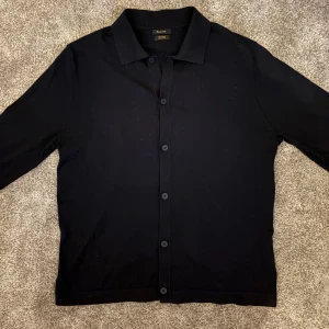 Cardigan från Massimo dutti  - Snygg cardigan i mörkblå från Massimo dutti!