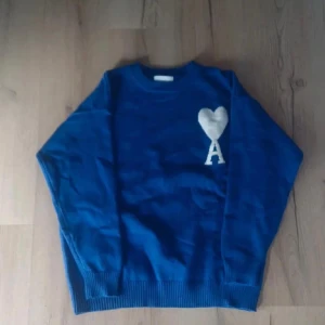 Ami Paris  - Storlek XL men passar också L En ami Paris tröja från plick, köptes helt nya då, använd ett par gånger då  Väldigt fin och stilig tröja som drar ögonen åt en och en garanterad varor köp som man inte kan ångra  Säljs då jag samlar till körkort  Inget fel eller liknande  Vid frågor och funderingar så är det bara att höra av sig