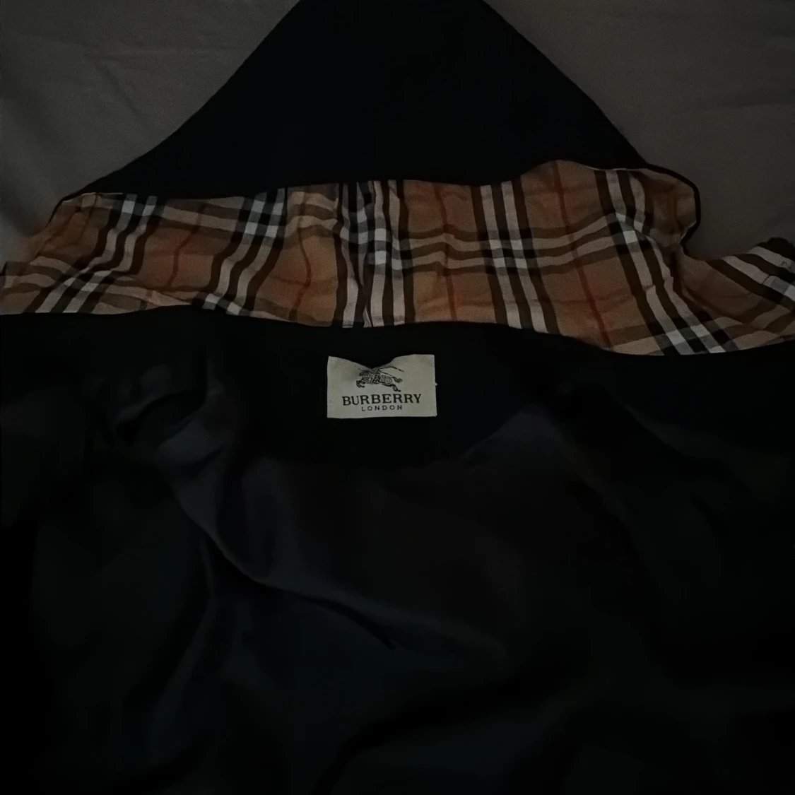 Svart Burberry vindjacka med huva - 1