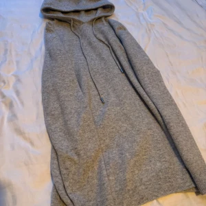 Merinoull hoodie - Säljer nu min merinoull hoodie då den inte används. Använd max 3 gånger. Nypris kring 1200 och säljes för 739. Stl L. Priset är självfallet en hugget i sten.