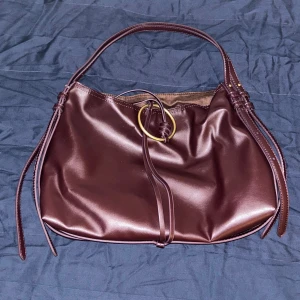 Vinröd väska från Zara - Köptes för några månader sen men har inte använts! 38 cm bred och 26 cm på höjden! 