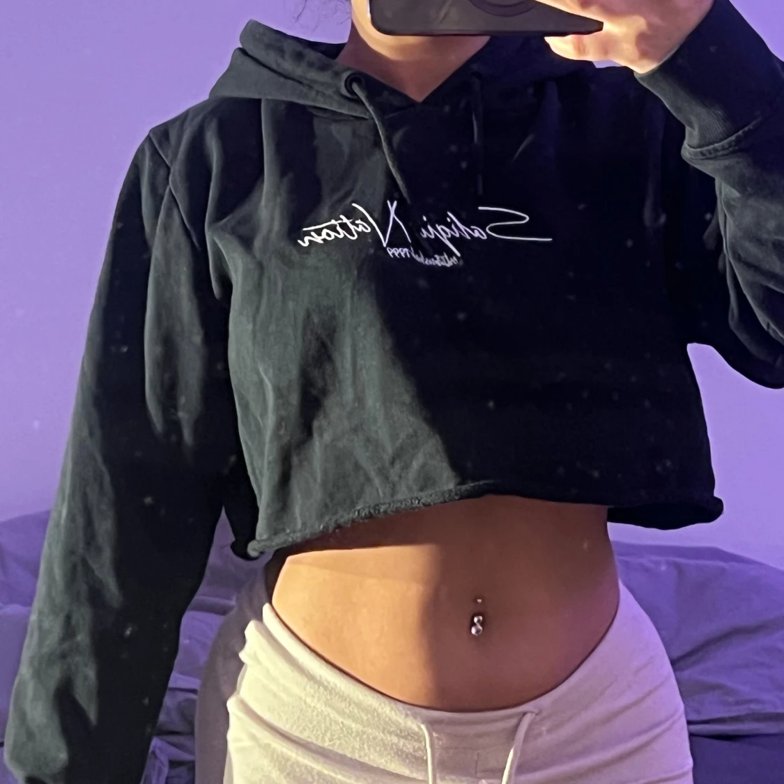 Svart croppad hoodie från Satisfy Nation