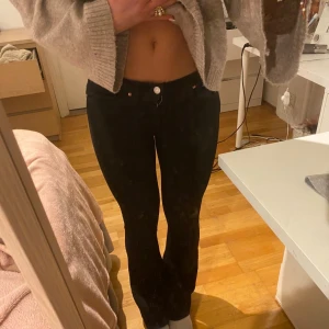 Svarta bootcut jeans från Gina  - Säljer ett par svarta jeans från Gina, då dem är för små för mig, nästan aldrig använda💕