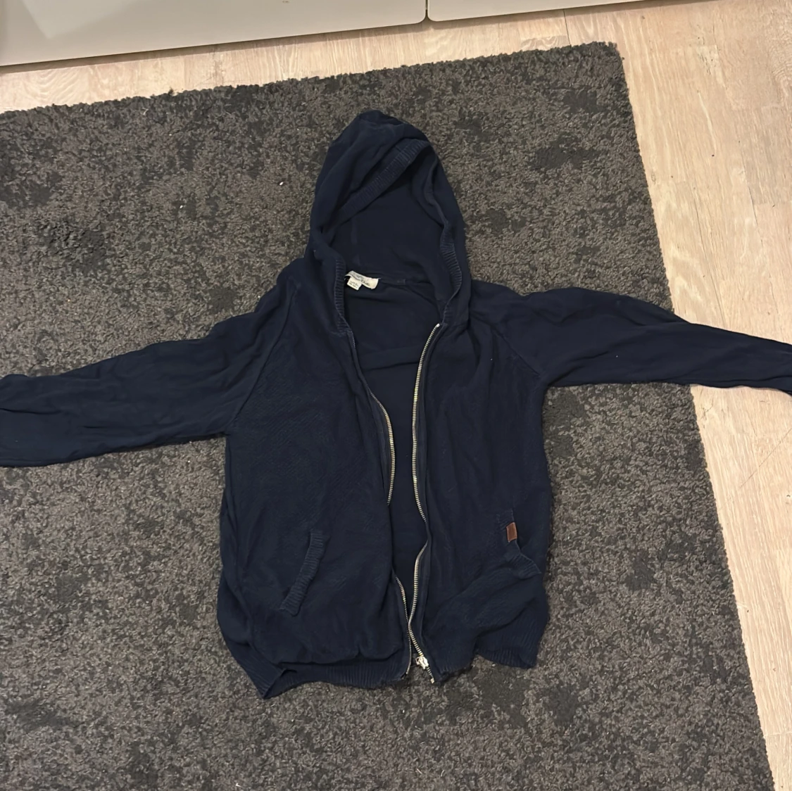 Marinblå hoodie från Massimo Dutti