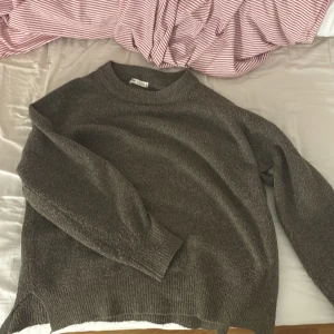 Brun stickad tröja från Pull&Bear - Mysig brun stickad tröja från Pull&Bear i storlek S. Tröjan har rund hals, långa ärmar och ribbade muddar vid ärmslut och nederkant. Perfekt för att hålla sig varm under kyliga dagar och har en enkel, clean look som funkar till allt!☺️☺️