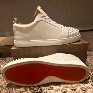 Christian Louboutin vita sneakers strl 44 - Säljer ett par skit snygga vita sneakers från Christian Louboutin som är sparsamt använda. Box och allt i bild 3 kommer med skorna och pris är inte hugget i sten så KOM MED BUD!!!! 