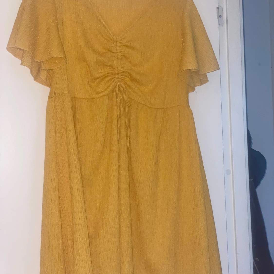 Gul kortklänning med snörning - 2