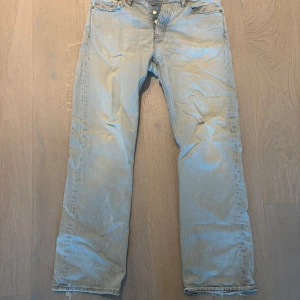 Hope Rush Denim - Säljer ett par ljusblå Rush Denim från HOPE med raka ben och klassisk femficksdesign. Enligt mig den fetaste jeansmodellen någonsin, sitter otroligt. Nypris 2300kr.