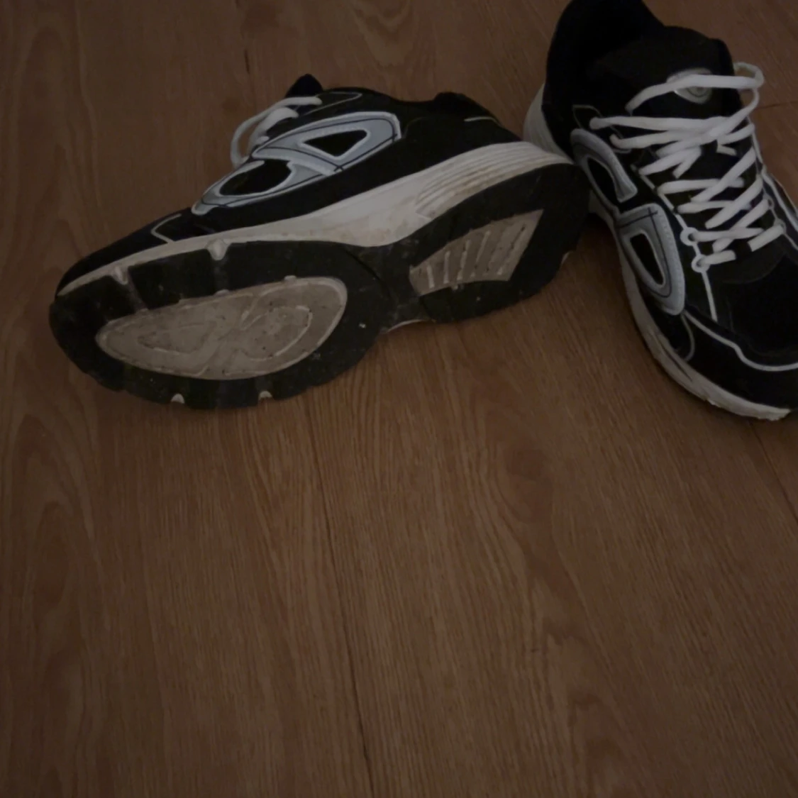 Vit/svarta skor  - 1