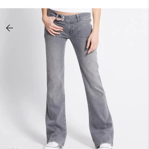 Bootcut lowaisted jeans  - Lager 157, säg till om ni vill ha bilder på hur de se ut på o priset kan såklart diskuteras💗💕