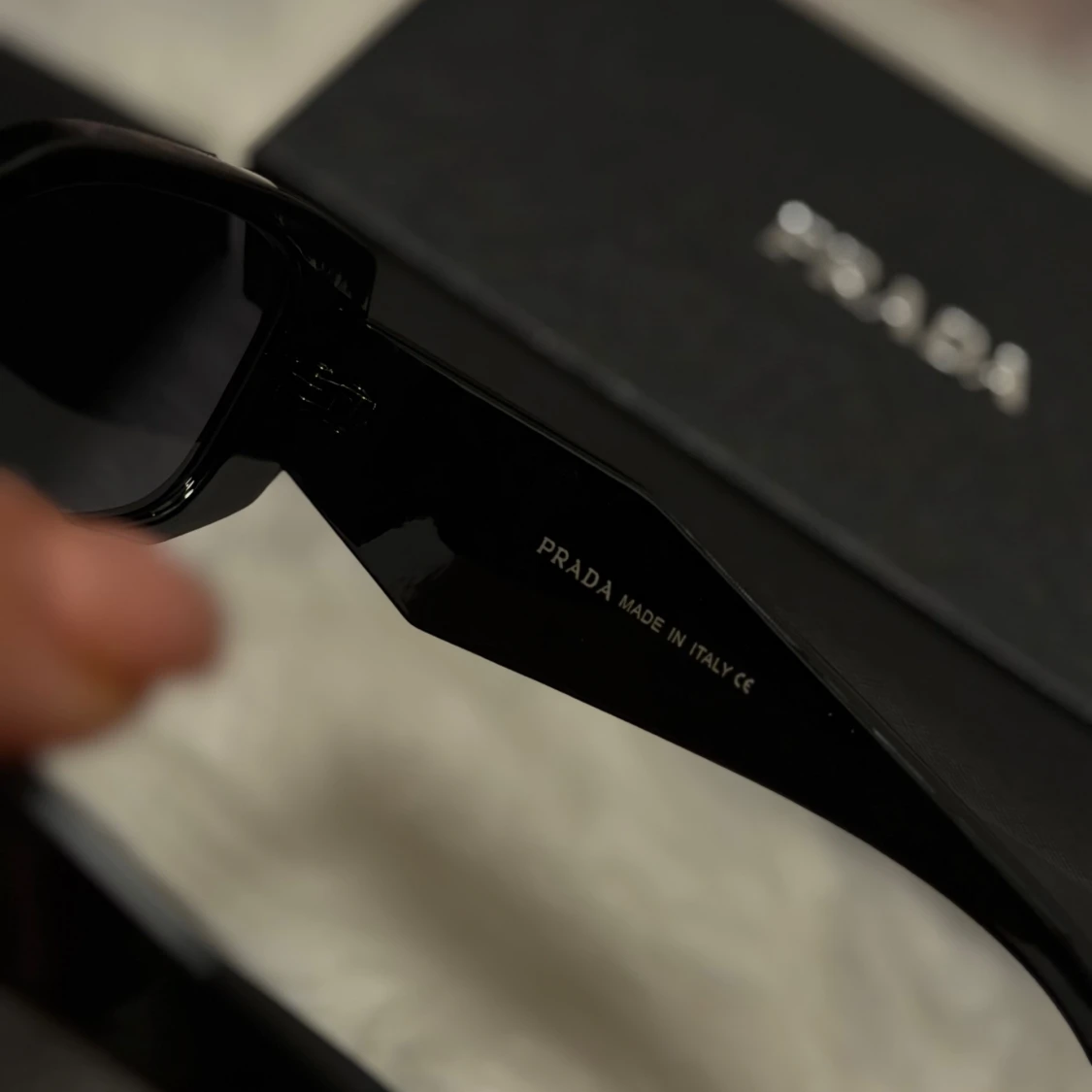 Svarta solglasögon från Prada - 2