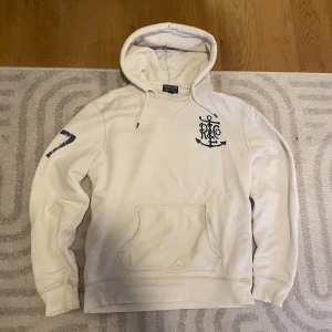 Ralph lauren hoodie - Säljer denna Ralph lauren hoodie i storlek M. Det är vintage men i väldigt bra skick. Flera snygga designs på hoodien. Bara att ställa frågor 