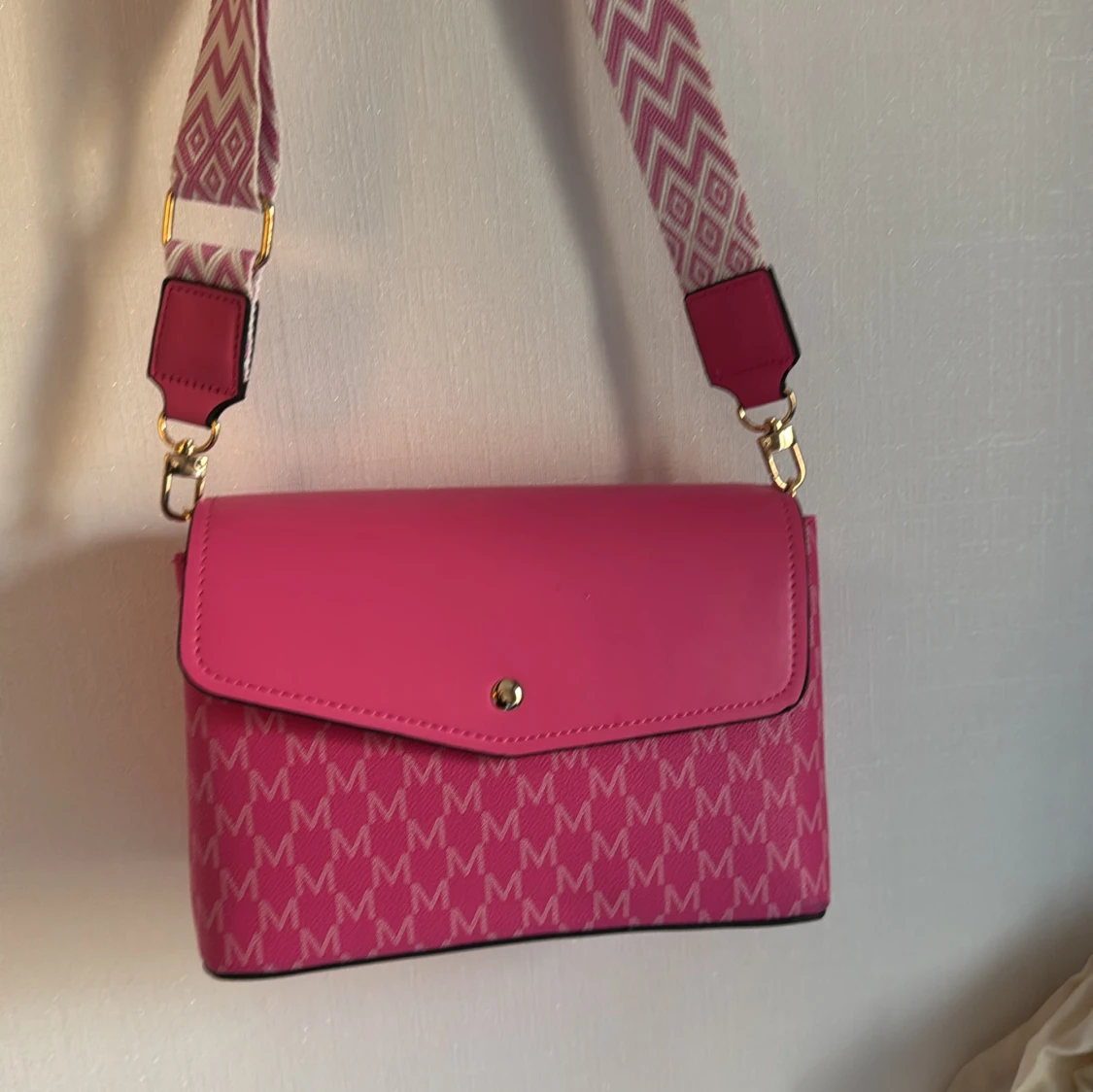 Rosa axelväska med mönstrad rem - 1