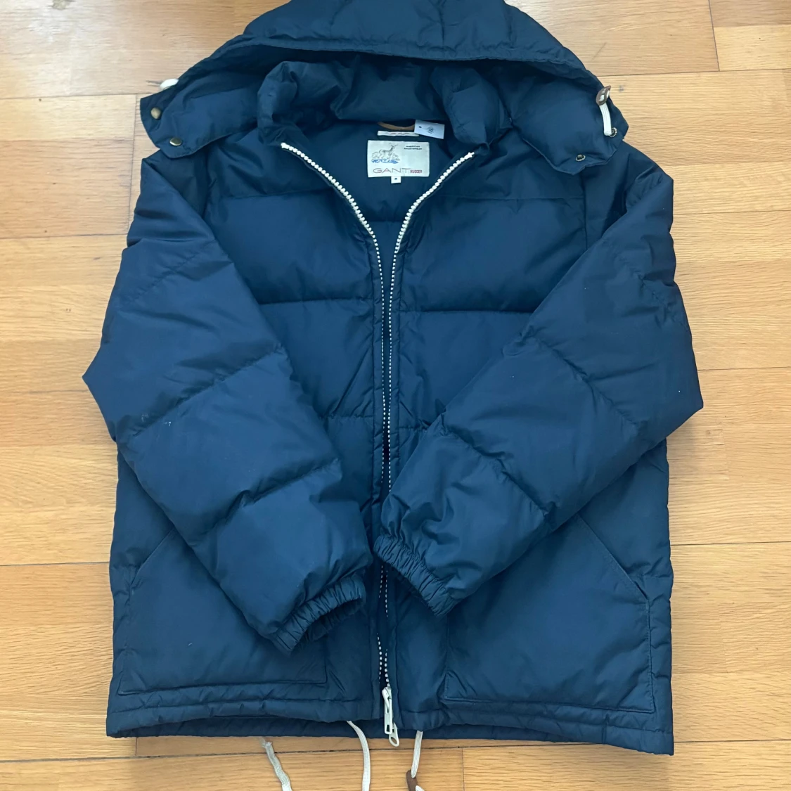 Mörkblå pufferjacka rugger GANT storlek M