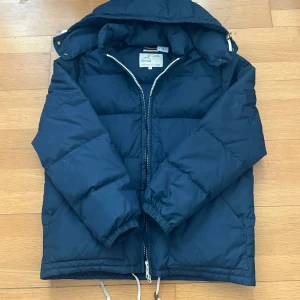 Mörkblå pufferjacka rugger GANT storlek M - Storlek M. Utmärkt skick, använd ett fåtal gånger. Har tyvärr inga extra knappar som kom med jackan. Nypris för 5000kr, men vill bli av me jackan fort så hör gärna av vid frågor. Pris är ej hugget i sten! 
