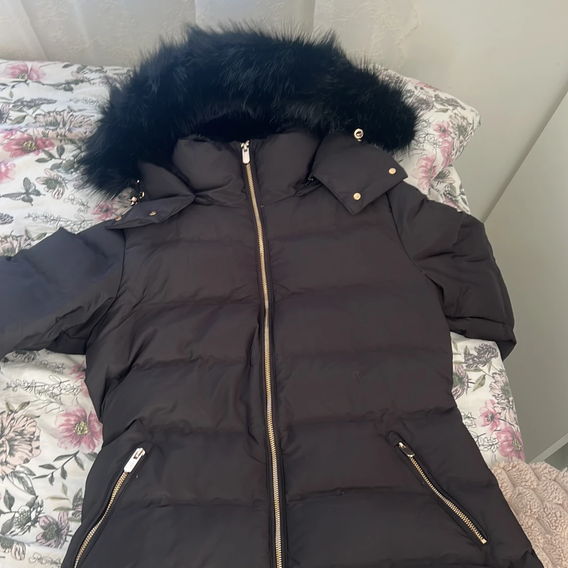 Svart pufferjacka med päls från Zara - 2