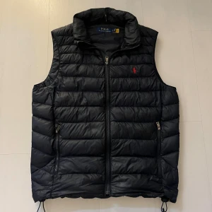 Ralph Lauren väst  - Säljer nu en riktigt fin mörkblå ralph Lauren väst. Storlek S. Mycket fint skick. Finns ett pytte litet hål i högra kanten men det syns inte.