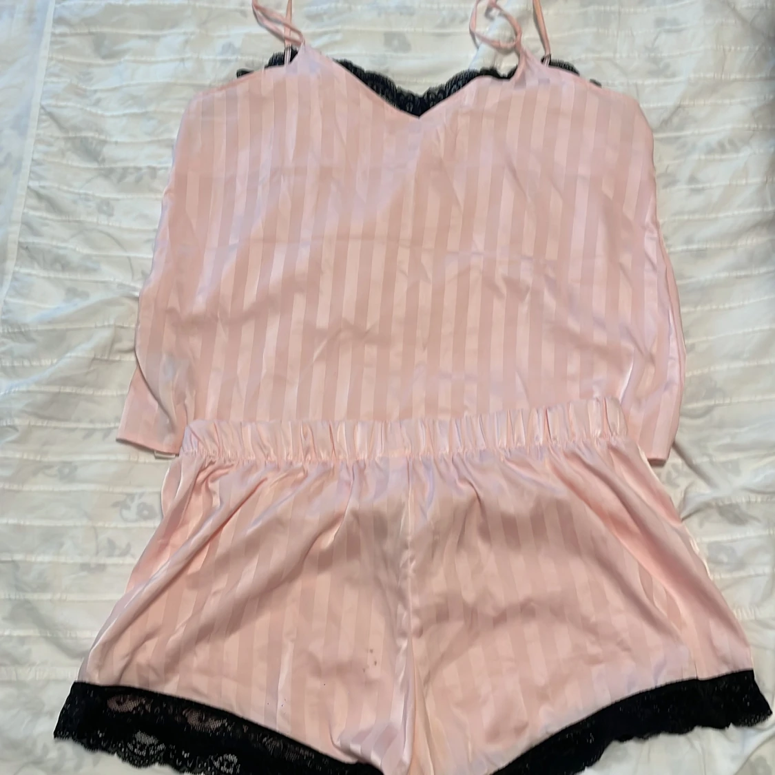 Rosa silk pyjamas set med svart spets - 1