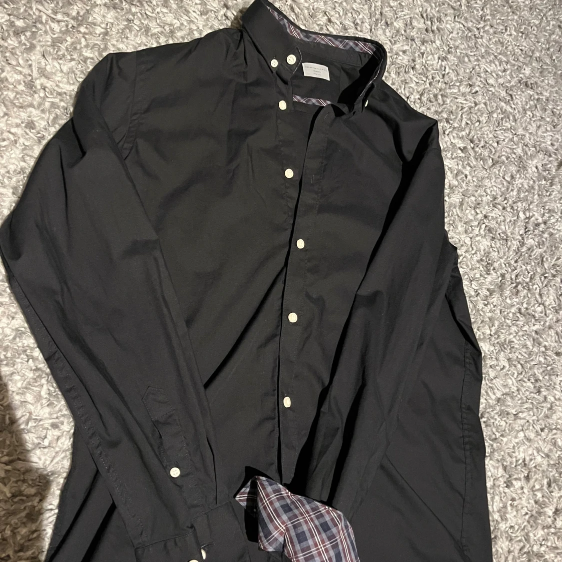 Svart skjorta med rutiga detaljer - 1