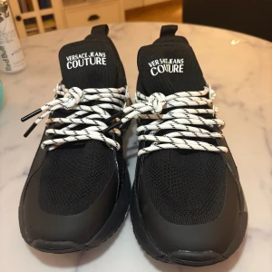 Versace skor - Versace skor storlek 42. Box finns, helt oanvända och köpte från Urban modern i Väla Helsingborg. Kan mötas i Skåne även Blekinge och går att frakta. Pris kan diskuteras 