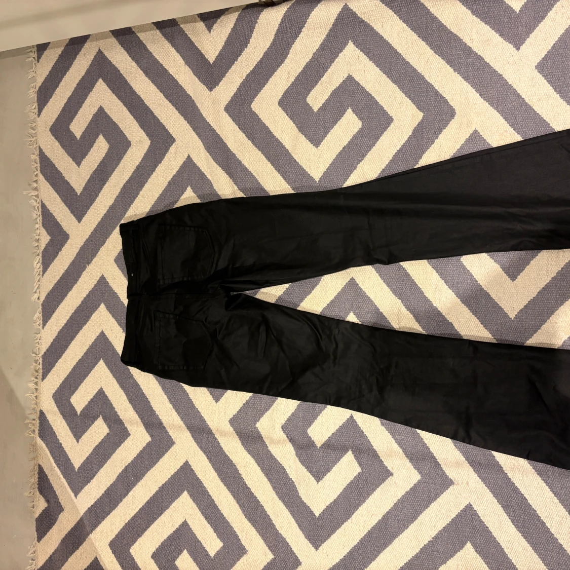 Svarta bootcut byxor i skinnimitation - 1