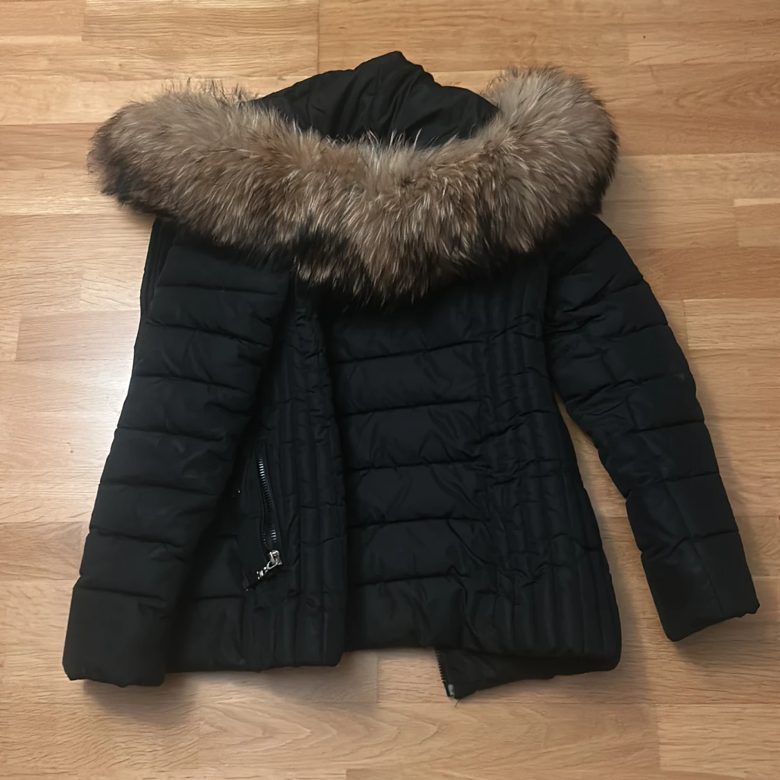Svart pufferjacka med pälsluva märket GAROFF - 4