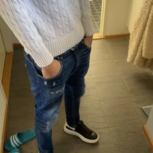 Dondup Alex jeans (helt nya) - Säljer ett par helt nya dondup jeans i storlek 30. Skriv vi intresse/frågor, pris kan diskuteras🙌 OBS personen på bilden är 175