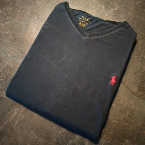 Ralph Lauren T-shirt  - Fin Ralph Lauren T-shirt i väldigt bra skick. Kolla profilen för mer annonser 