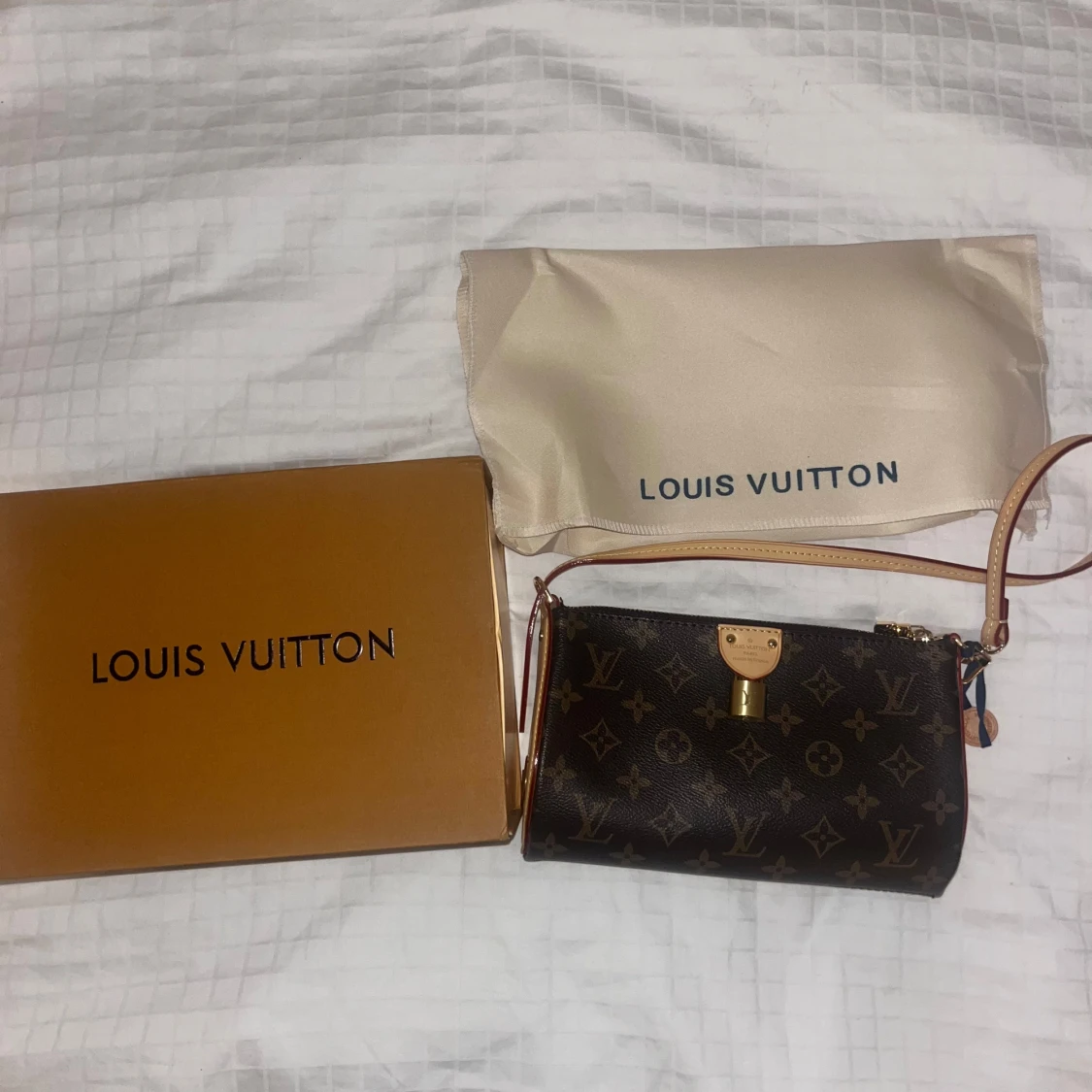 Axelväska Louis Vuitton