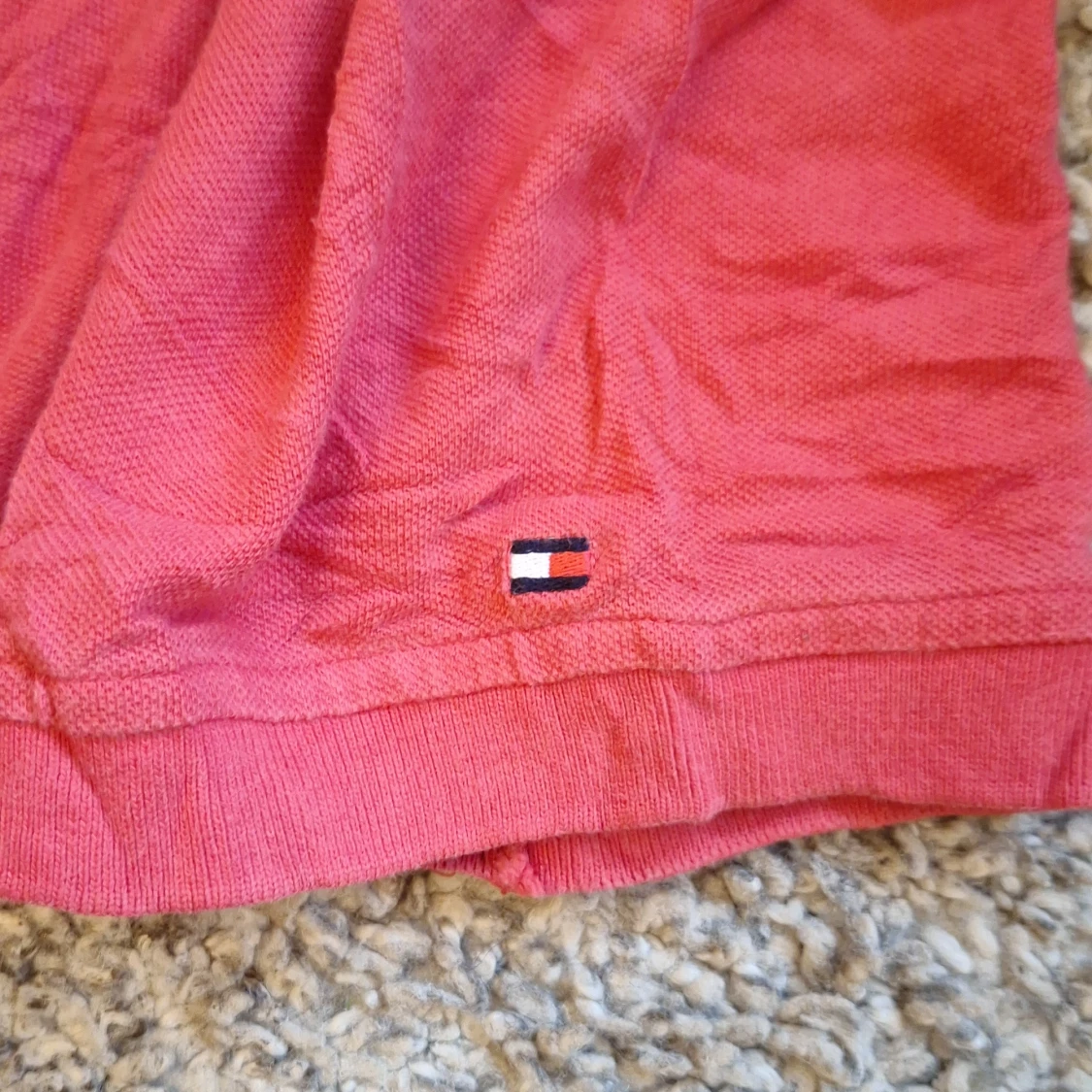 Röd Tommy Hilfiger pikétröja  - 3