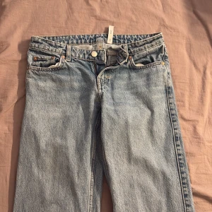 Weekday arrow low waist - Säljer dessa köpta från plick väldigt low waist men för små för mig.